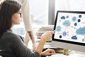 employee showing benefits of cloud migration