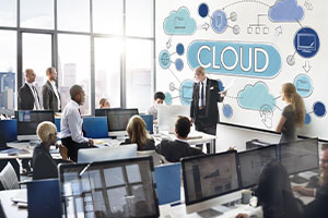 manager talking about data migration to cloud computing