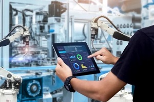 man using field service management app in manufacturing unit
