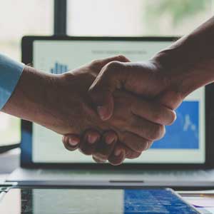 Insurance broker shaking hands alternate archive image
