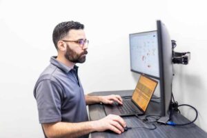 orases employee at desk